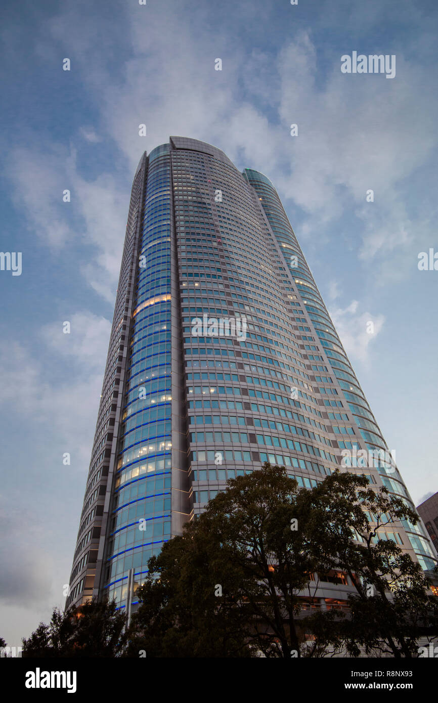 Il torreggiante Mori Tower nel quartiere alla moda di Roppongi Hills, Tokyo. Foto Stock