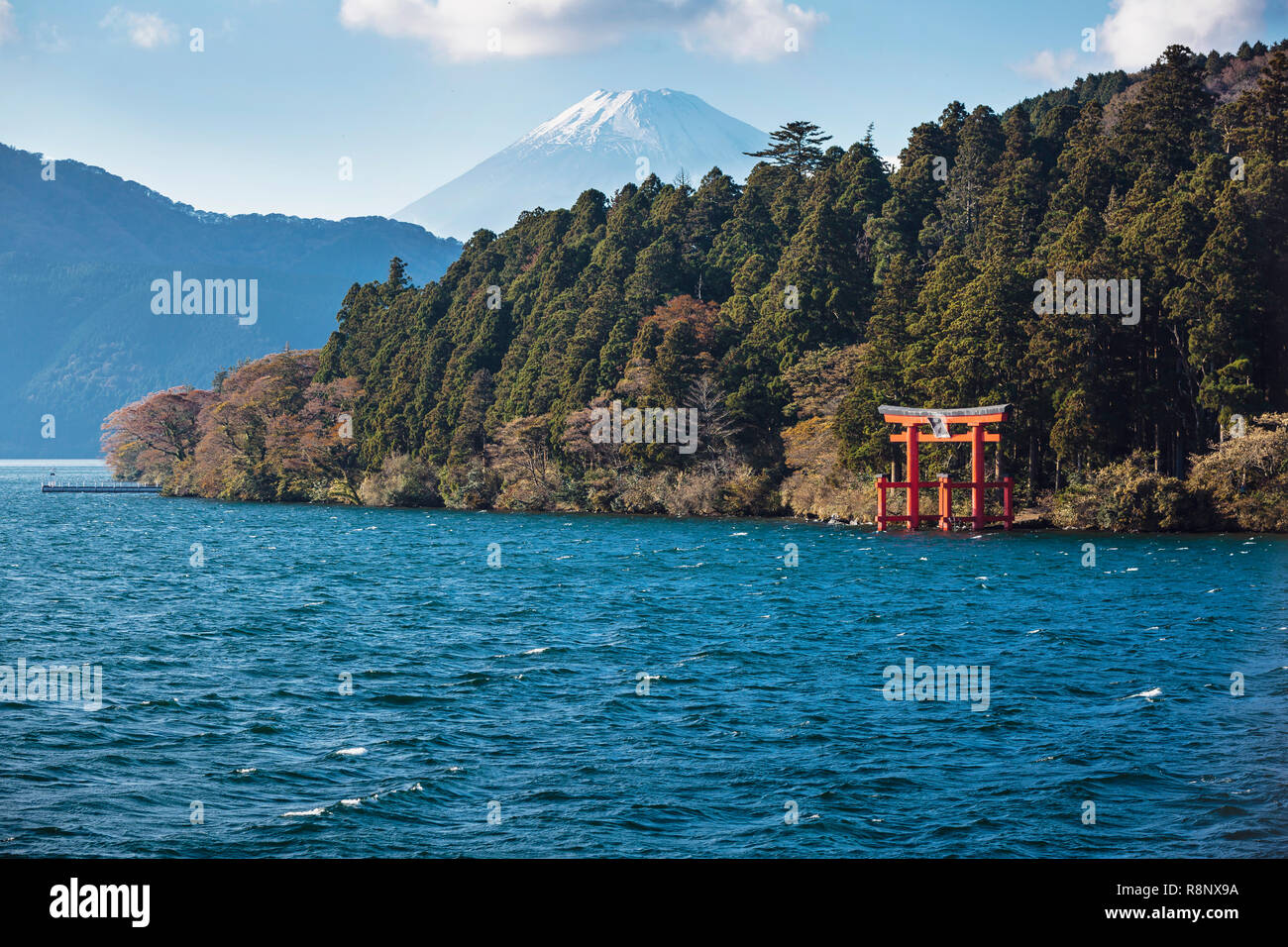 Torii cancello sul lago Ashi con il Monte Fuji Foto Stock
