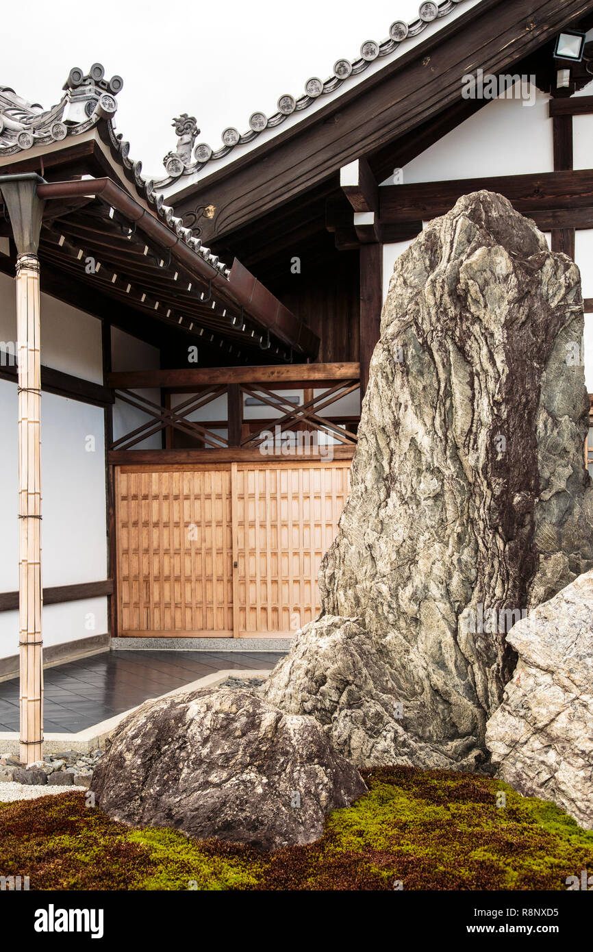Una enorme roccia in un giardino presso il tempio di Ryoanji a Kyoto. Foto Stock