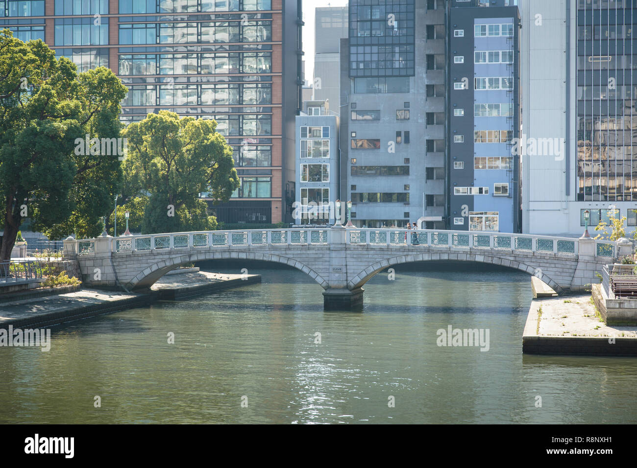 Una coppia di anziani camminare sopra il vecchio Nakanoshima Koen Barazono ponte di Osaka in Giappone Foto Stock