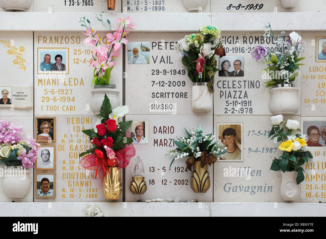 Luogo di sepoltura di russo lo scrittore e giornalista Pyotr Vail (1949-2009) in columbarium a San Michele (Cimitero Cimitero di San Michele) su San Michele Island (l'Isola di San Michele) a Venezia, Italia. Foto Stock