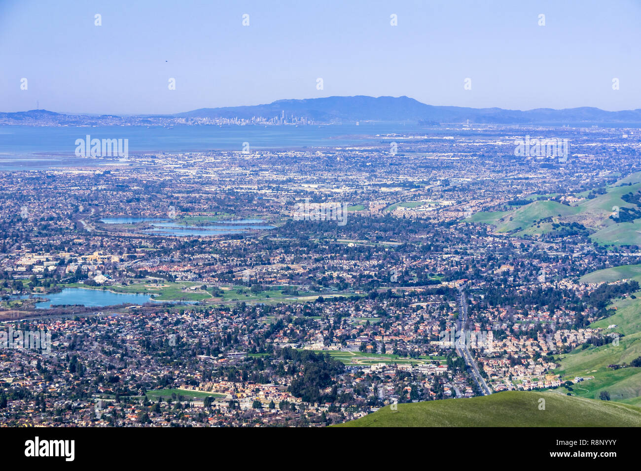 Vista aerea di Fremont e altre città dell est del San Francisco Bay; San Francisco e il ponte della baia in background; California Foto Stock