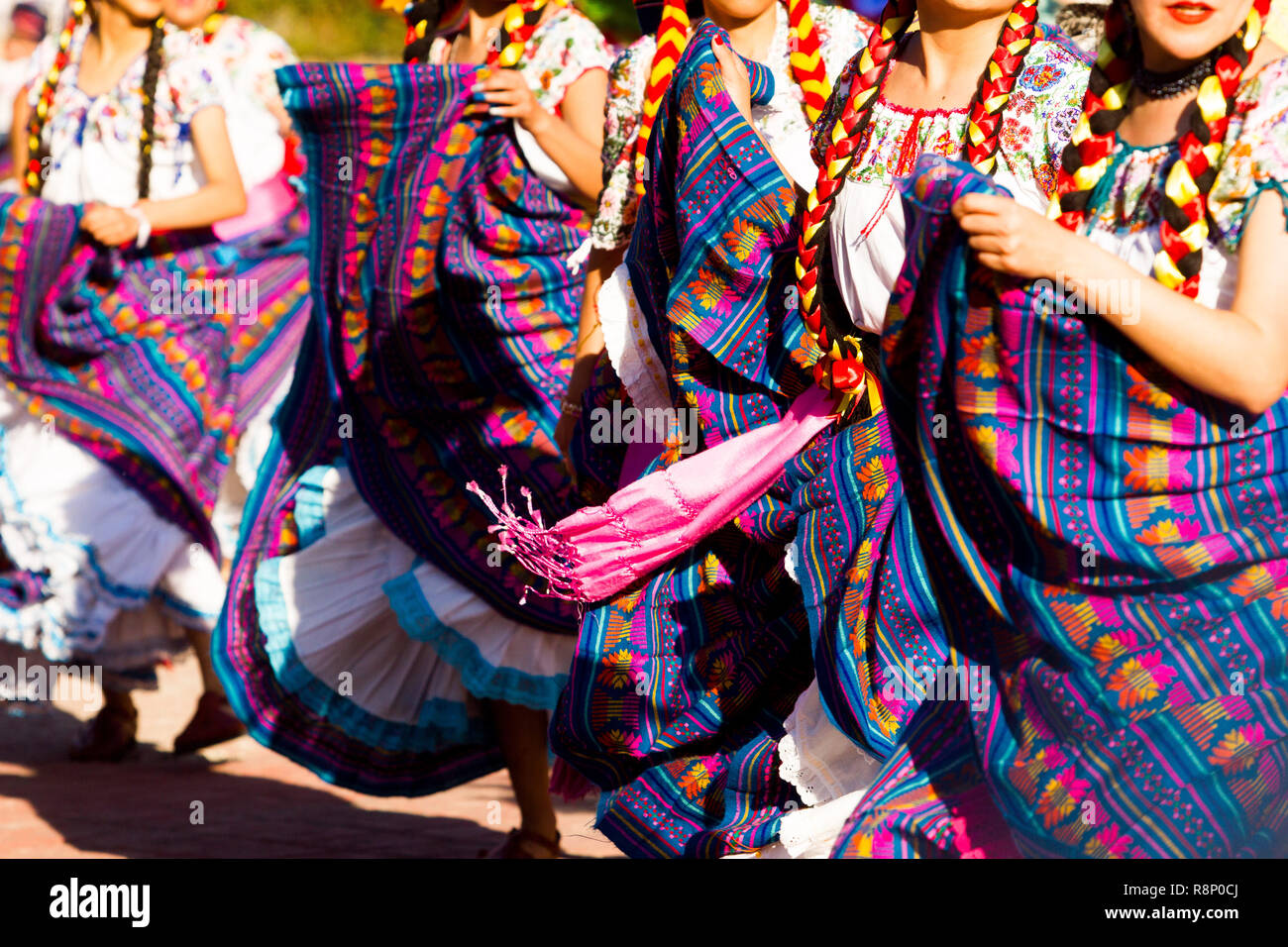 Troupe di danza di ballerine colorate da indossare abiti tradizionali dance sventolando la sua gonne lunghe Foto Stock