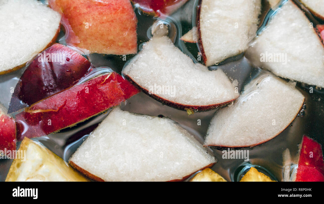 Colorato Fette di mela, Mix di frutta in una pentola. Frutta rinfrescante Sidro di mela Punch Party Drink. Cibo organico e lo sfondo della bevanda. Foto Stock