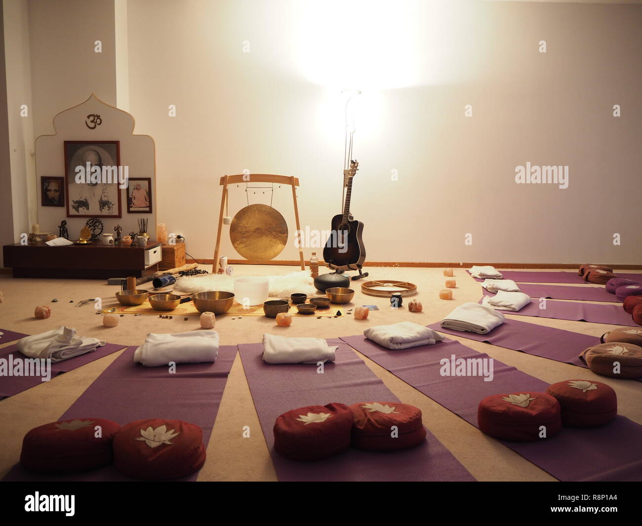 Le campane tibetane, suono di guarigione e di meditazione e relax, bagno di suono. Foto Stock