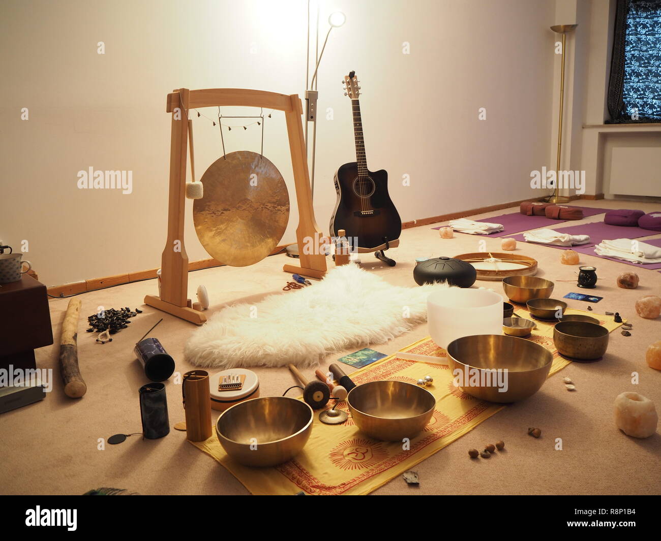Le campane tibetane, suono di guarigione e di meditazione e relax, bagno di  suono Foto stock - Alamy