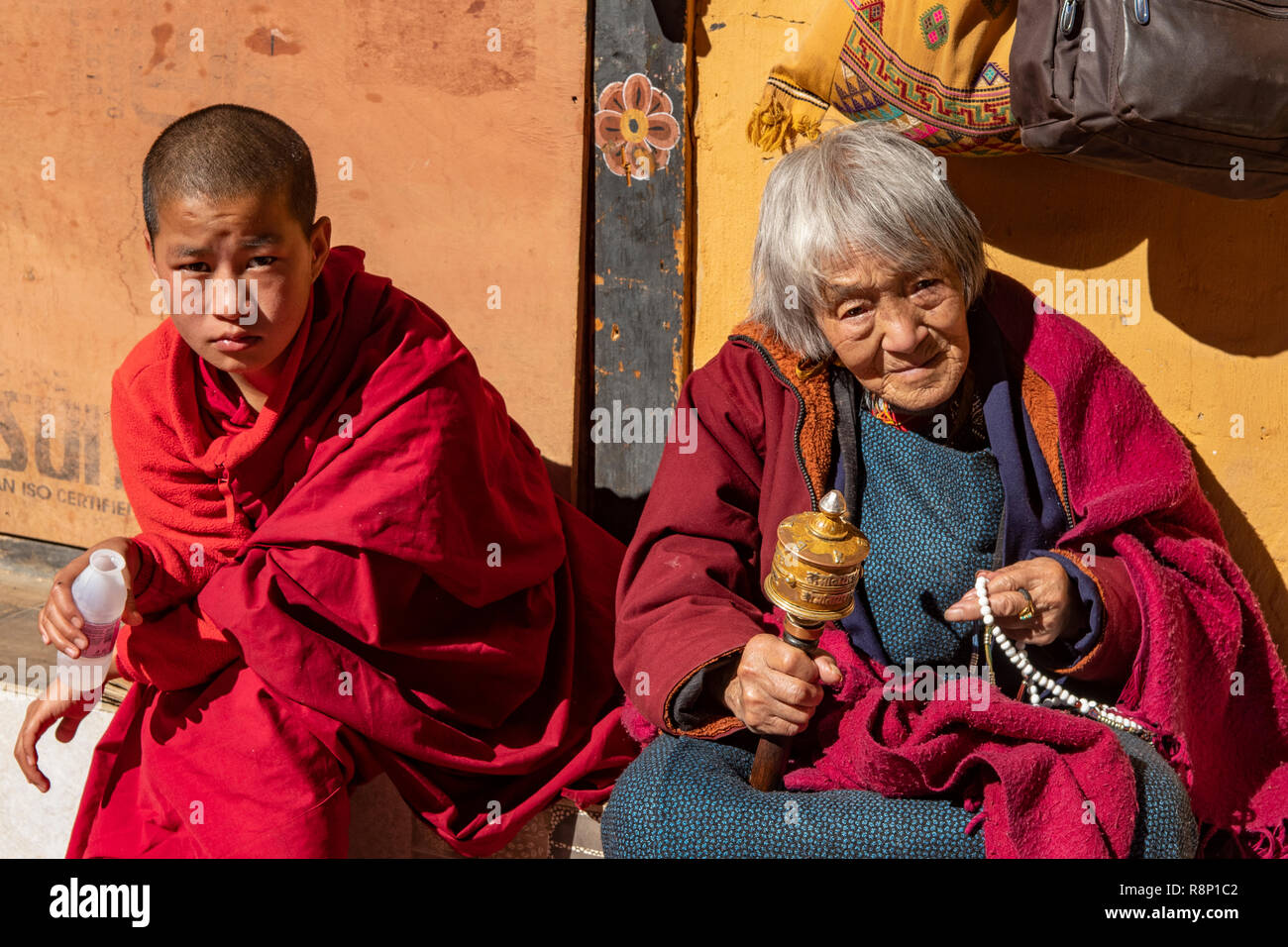 Nun e la vecchia signora a Thangthong Dewachen Monastero, Zilukha, Thimphu Bhutan Foto Stock