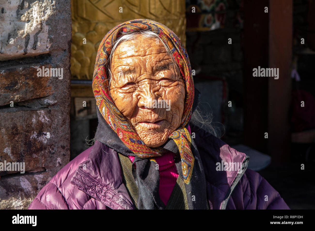 Old Lady presso il National Memorial Chorten, Thimphu Bhutan Foto Stock