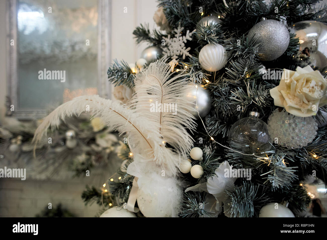 Albero Di Natale Bianco E Argento.Albero Di Natale Vestito Di Bianco E Argento Colori Con Piume Bianche E Palline Foto Stock Alamy
