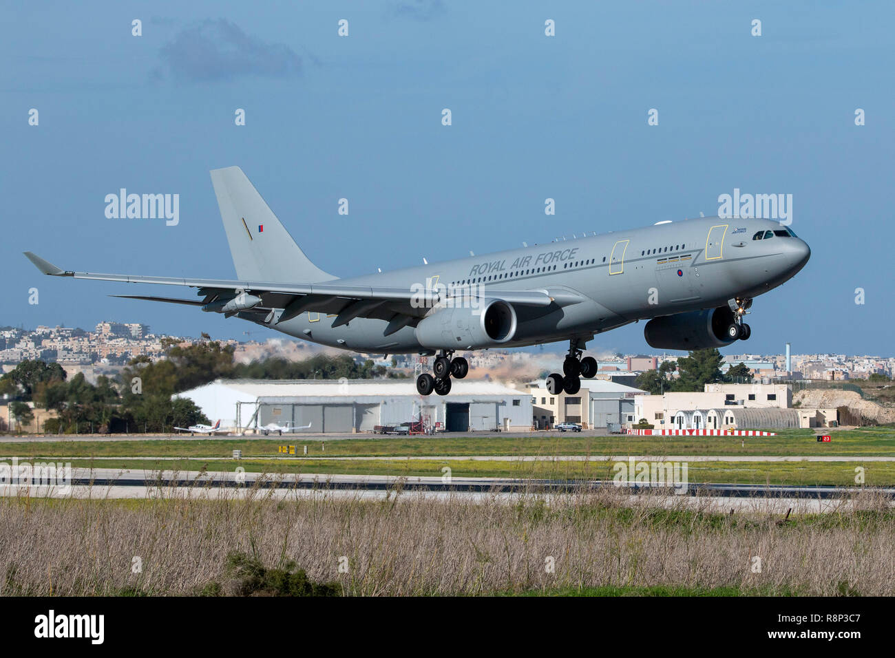 Royal Air Force Airbus A330 Voyager KC3 (A330-243MRTT) circa al touch down. Foto Stock