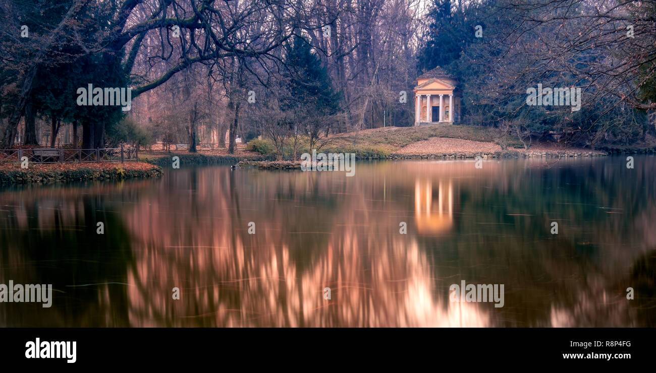 Piccolo tempio neoclassico e boschi si riflette in un stagno del parco di Monza, Italia Foto Stock
