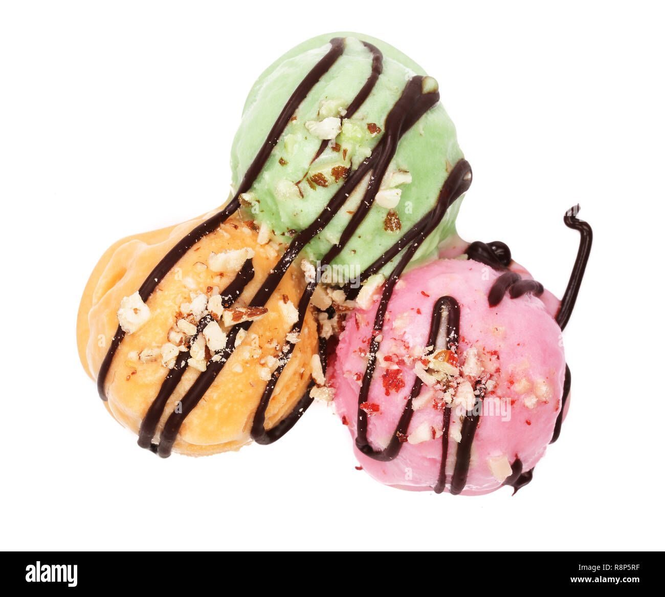 Rosso Verde e giallo gelato sfera con cioccolato fuso isolato su sfondo bianco, vista dall'alto Foto Stock