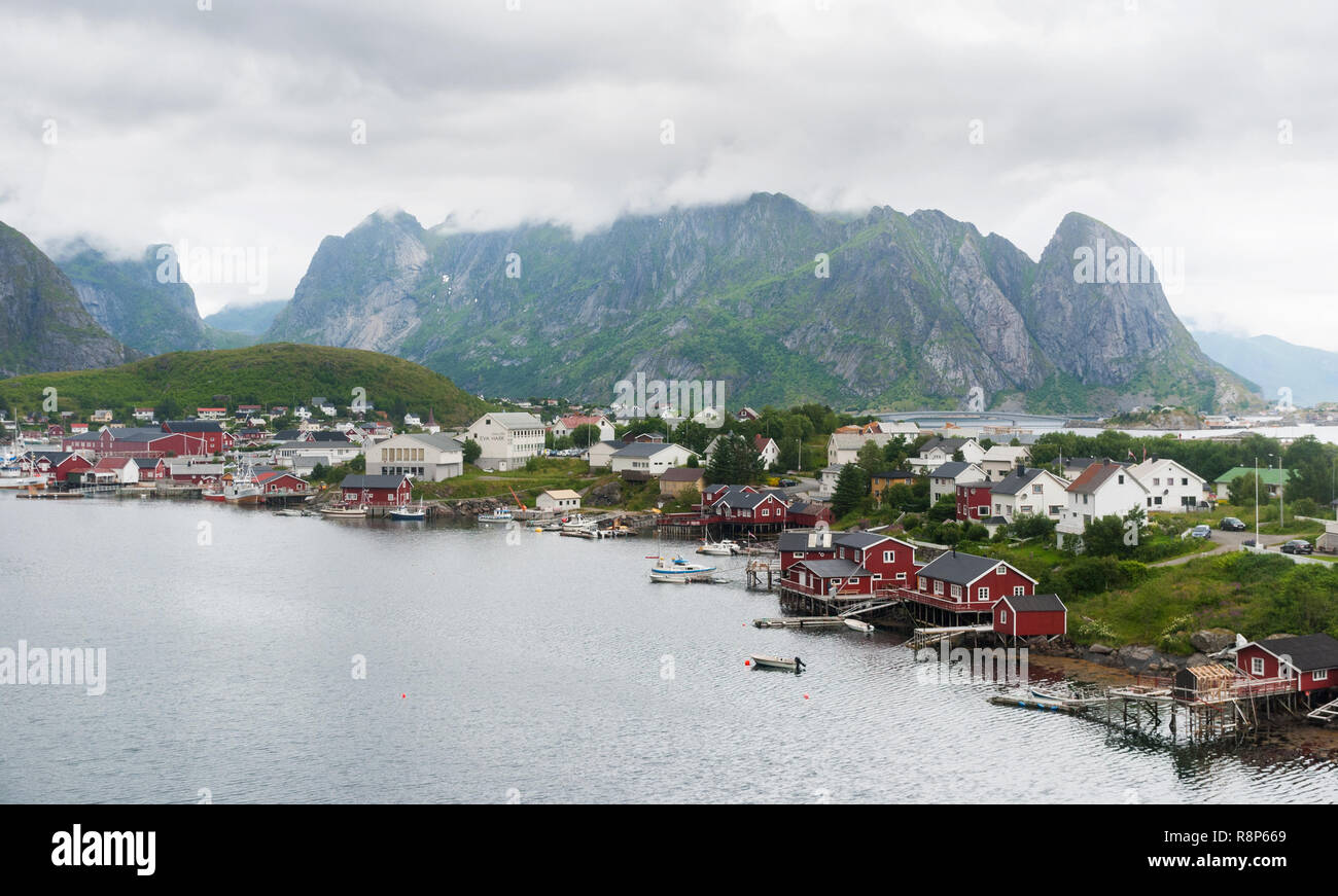 Reine è un villaggio di pescatori sull arcipelago delle Lofoten, Nordland county, Norvegia Foto Stock