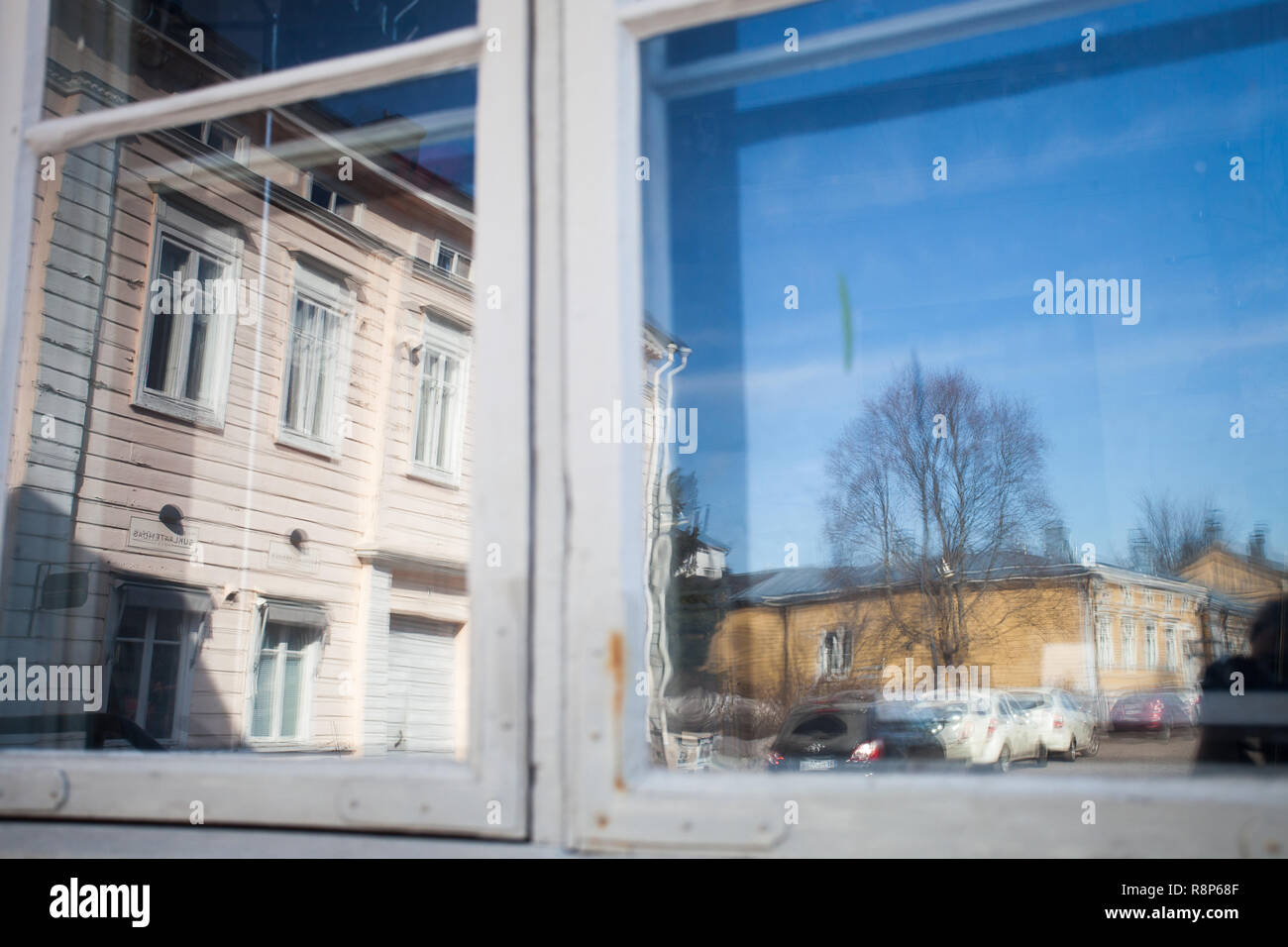 Refected case in legno a telaio di finestra, di Porvoo, Finlandia Foto Stock