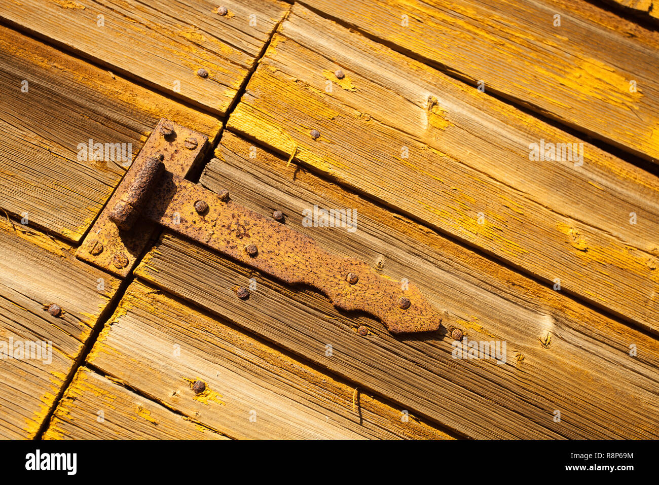 Close-up di rusty cerniera sulla costruzione in legno, Porvoo, Finlandia Foto Stock