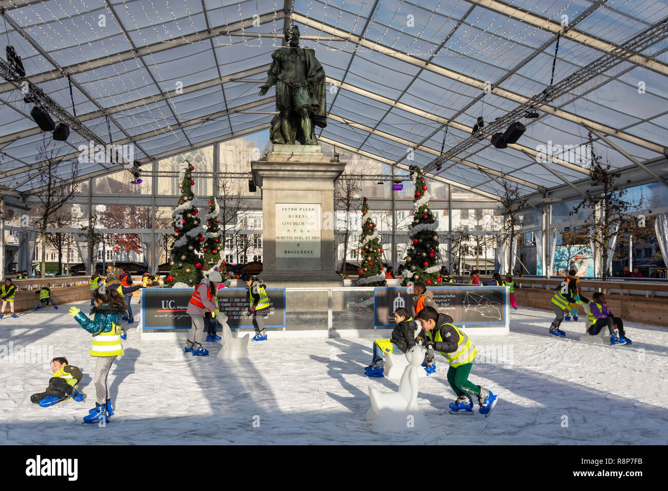 Bambini il pattinaggio in pista di pattinaggio su ghiaccio, Anversa Mercatino di Natale, Groenplaats, Anversa (Antwerpen), Provincia di Anversa, la regione fiamminga, Belgio Foto Stock