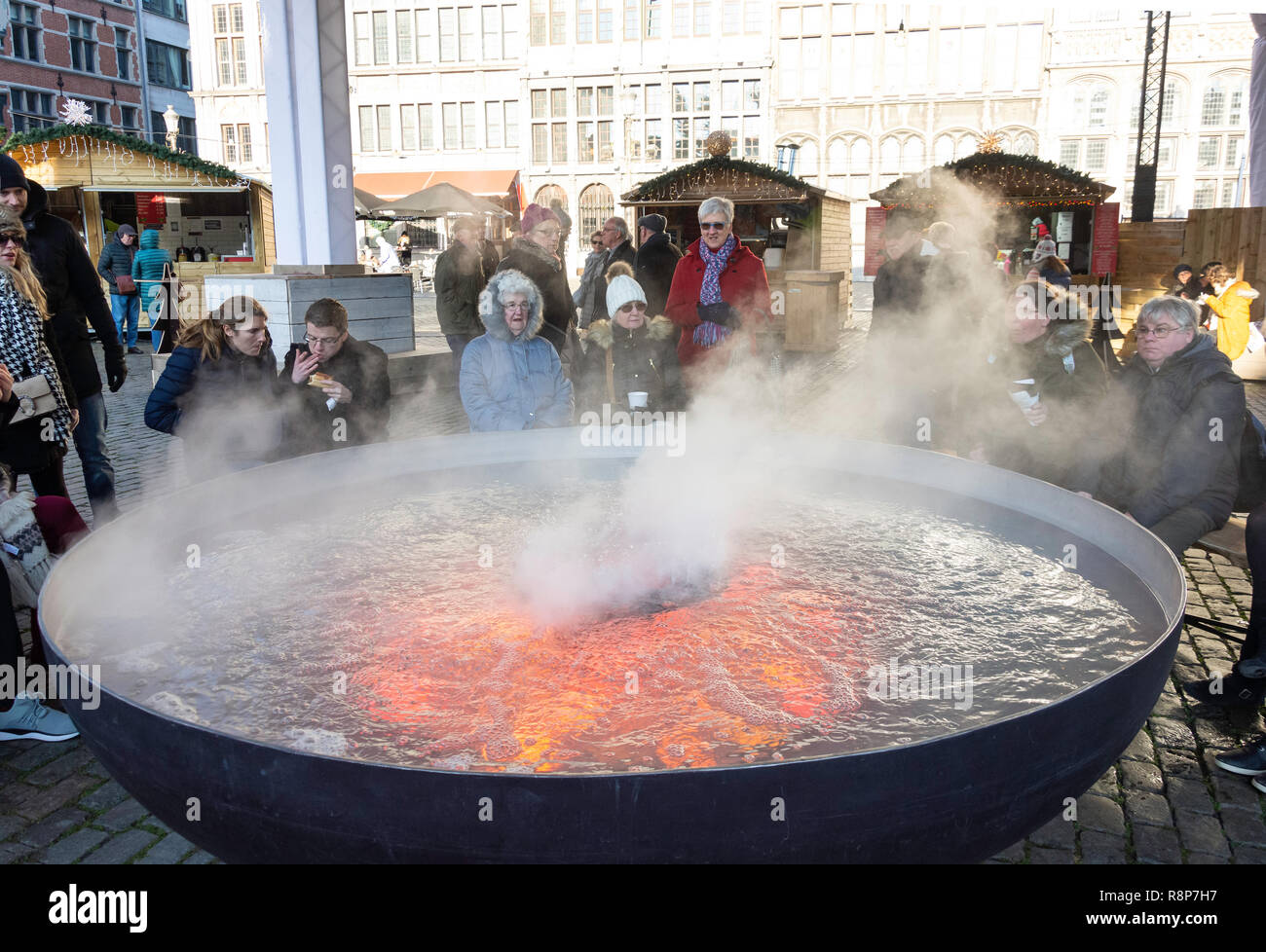Ciotola grande fontana di vapore a Anversa Mercatino di Natale, Grote Markt di Anversa (Antwerpen), Provincia di Anversa, la regione fiamminga, Belgio Foto Stock