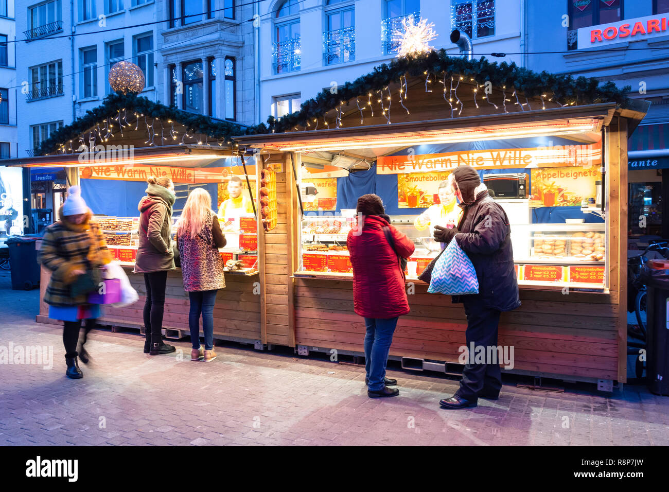 Waffel stallo a Anversa Mercatino di Natale, Grote Markt di Anversa (Antwerpen), Provincia di Anversa, la regione fiamminga, Belgio Foto Stock