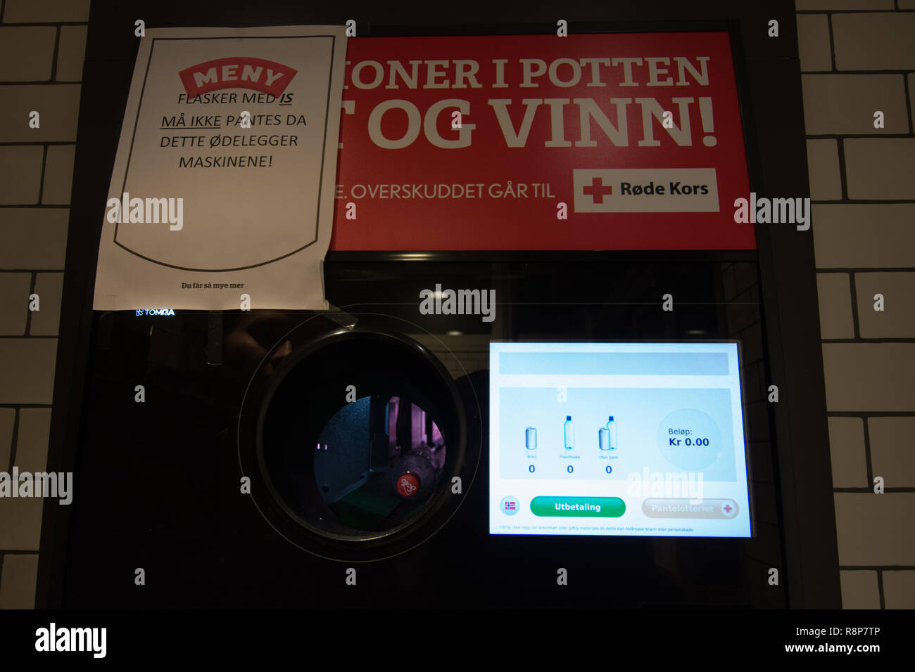 La bottiglia di plastica il riciclaggio in un supermercato norvegese Foto Stock