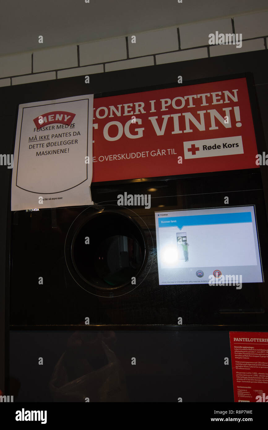 La bottiglia di plastica il riciclaggio in un supermercato norvegese Foto Stock