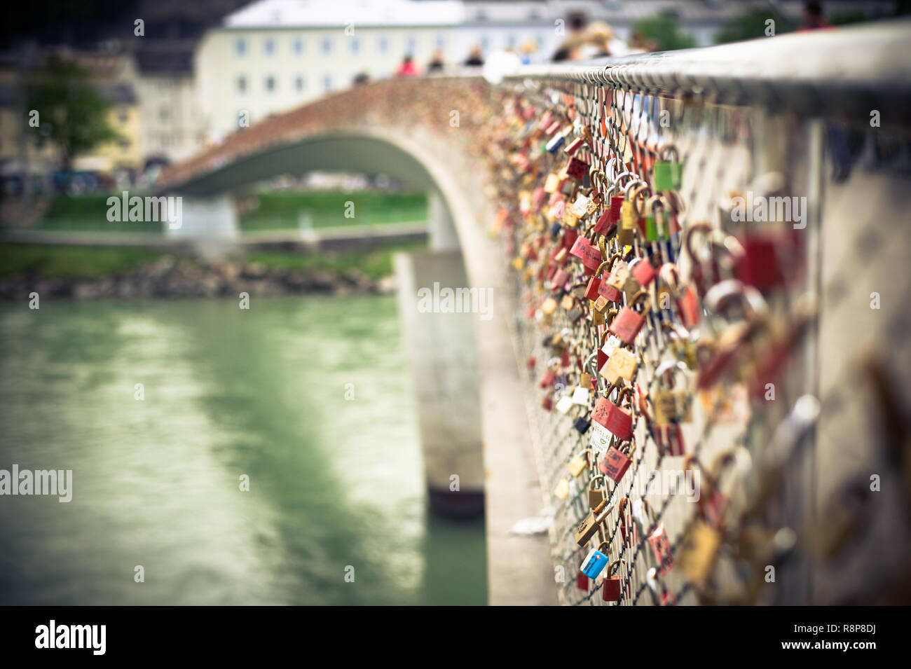 Salisburgo, Austria. Aprile 2015: Partite di lucchetti come un simbolo di amore eterno in corrispondenza di un ponte a Salisburgo sul fiume Salzach Foto Stock