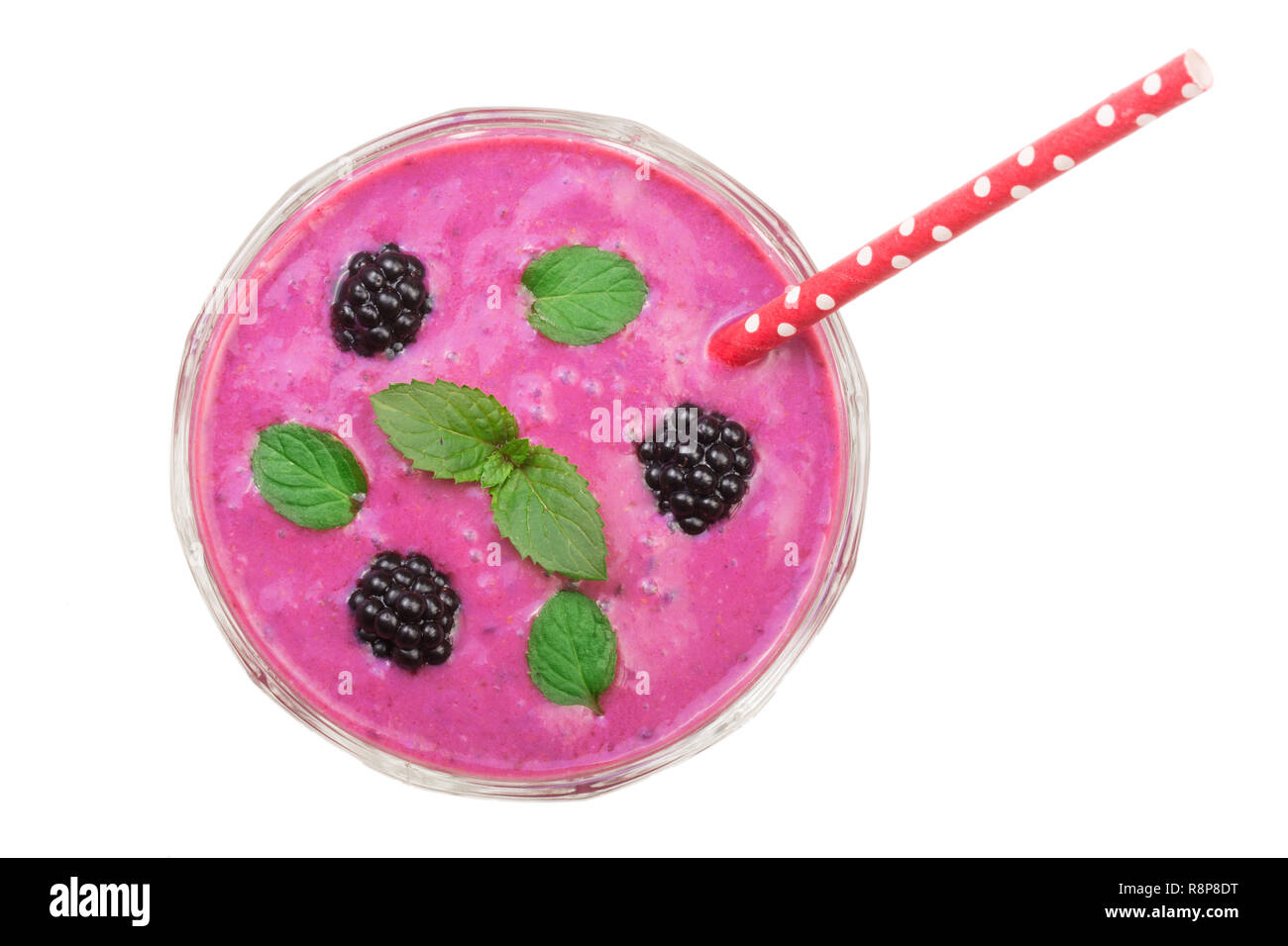 Blackberry yogurt o frullati con foglie di menta isolati su sfondo bianco. Vista dall'alto. Mangiare sano Foto Stock