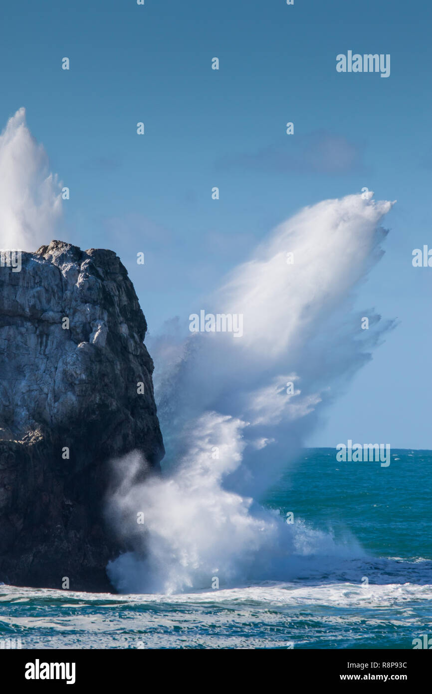 Onde che si infrangono e battenti spruzzare sulle rocce a PIEDRAS BLANCAS, San Simeone, CA, Stati Uniti d'America Foto Stock