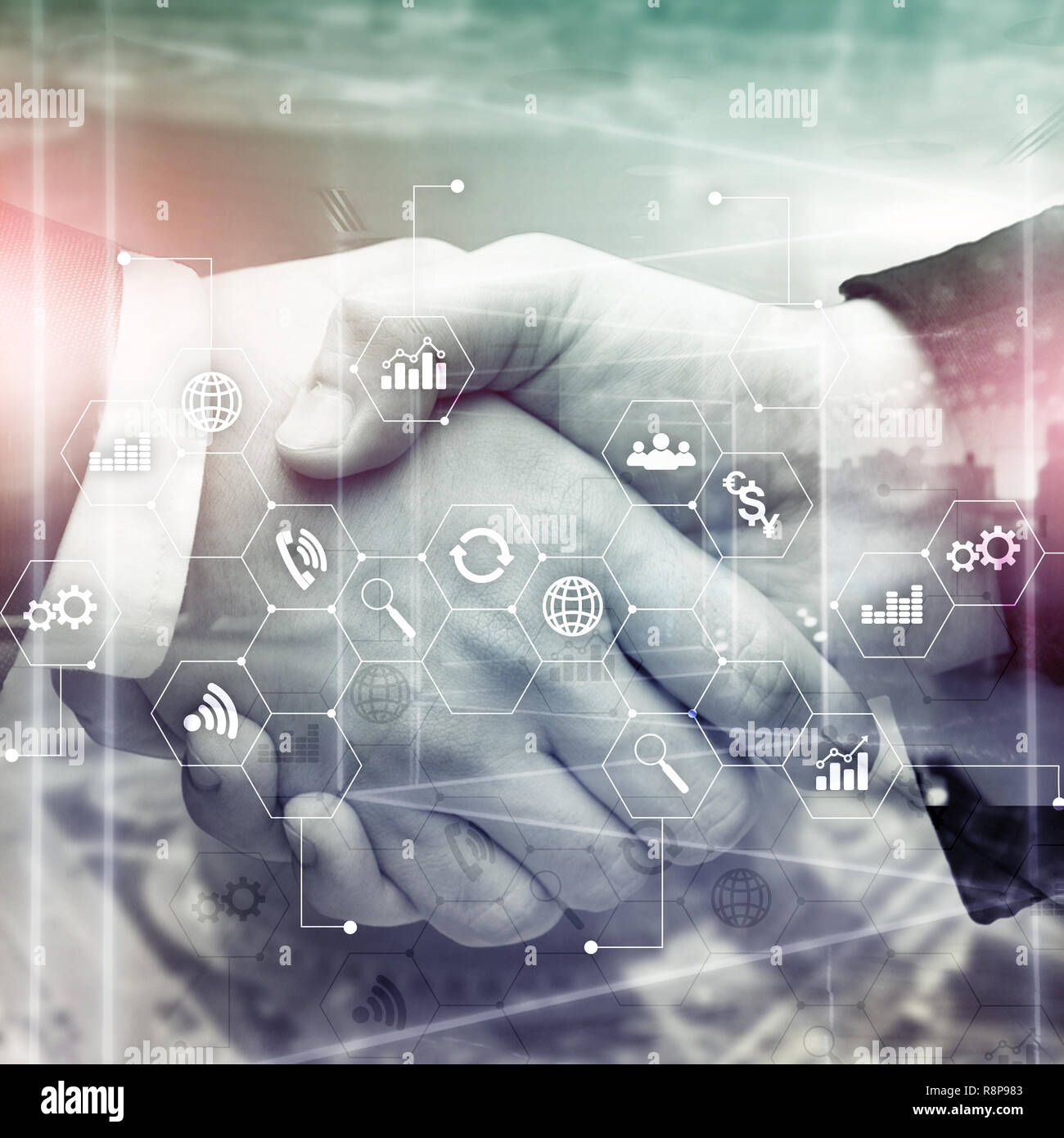 La doppia esposizione dei supporti misti. Gli schemi e le icone sulla schermata di ologramma. La gente di affari e moderna città sullo sfondo. Foto Stock