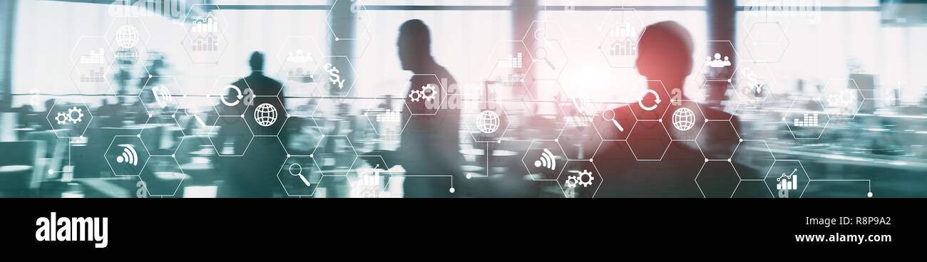 La doppia esposizione dei supporti misti. Gli schemi e le icone sulla schermata di ologramma. La gente di affari e moderna città sullo sfondo. Sito web banner di intestazione. Foto Stock