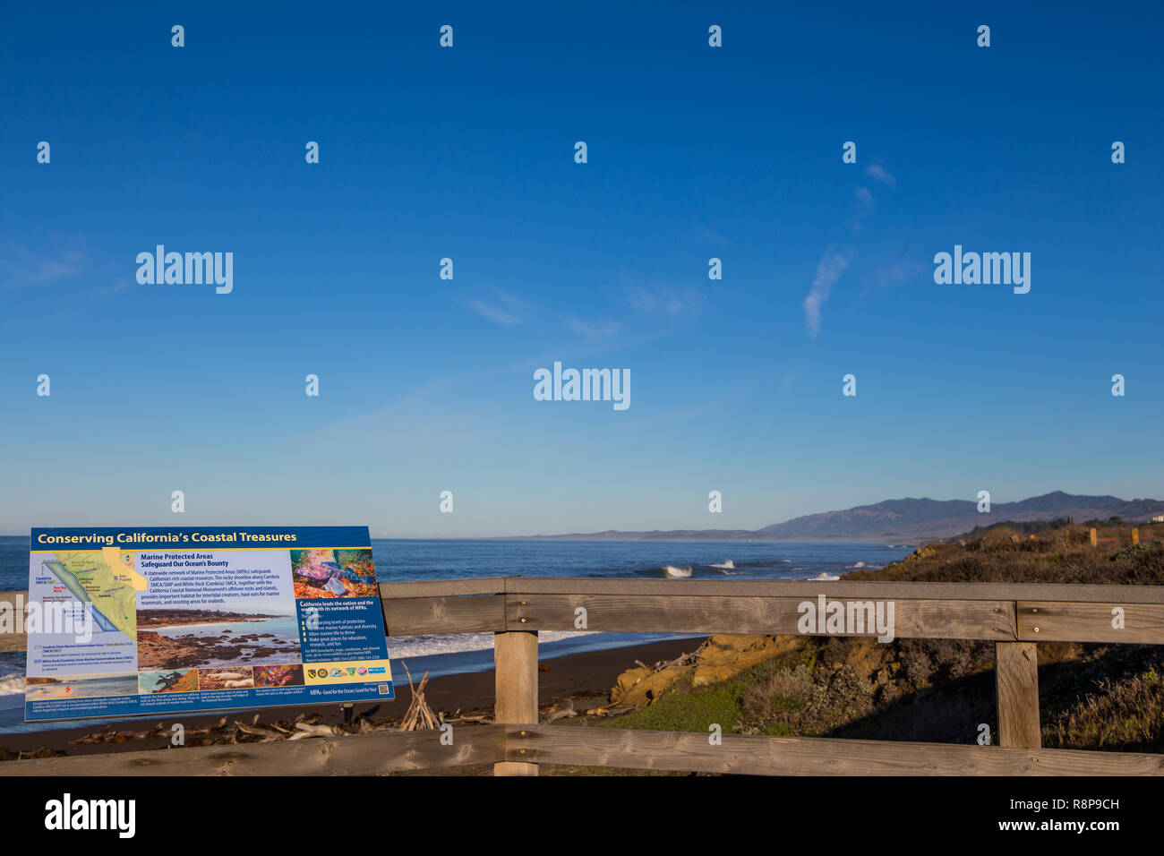 La pietra di luna Beach Boardwalk Cambria sulla costa centrale della California, Stati Uniti d'America. Foto Stock