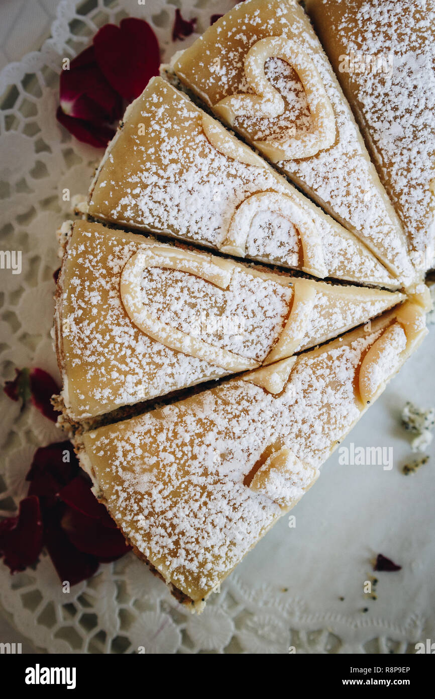 Una deliziosa torta di nozze con cuori di marzapane per renderlo un po' più romantico. Foto Stock