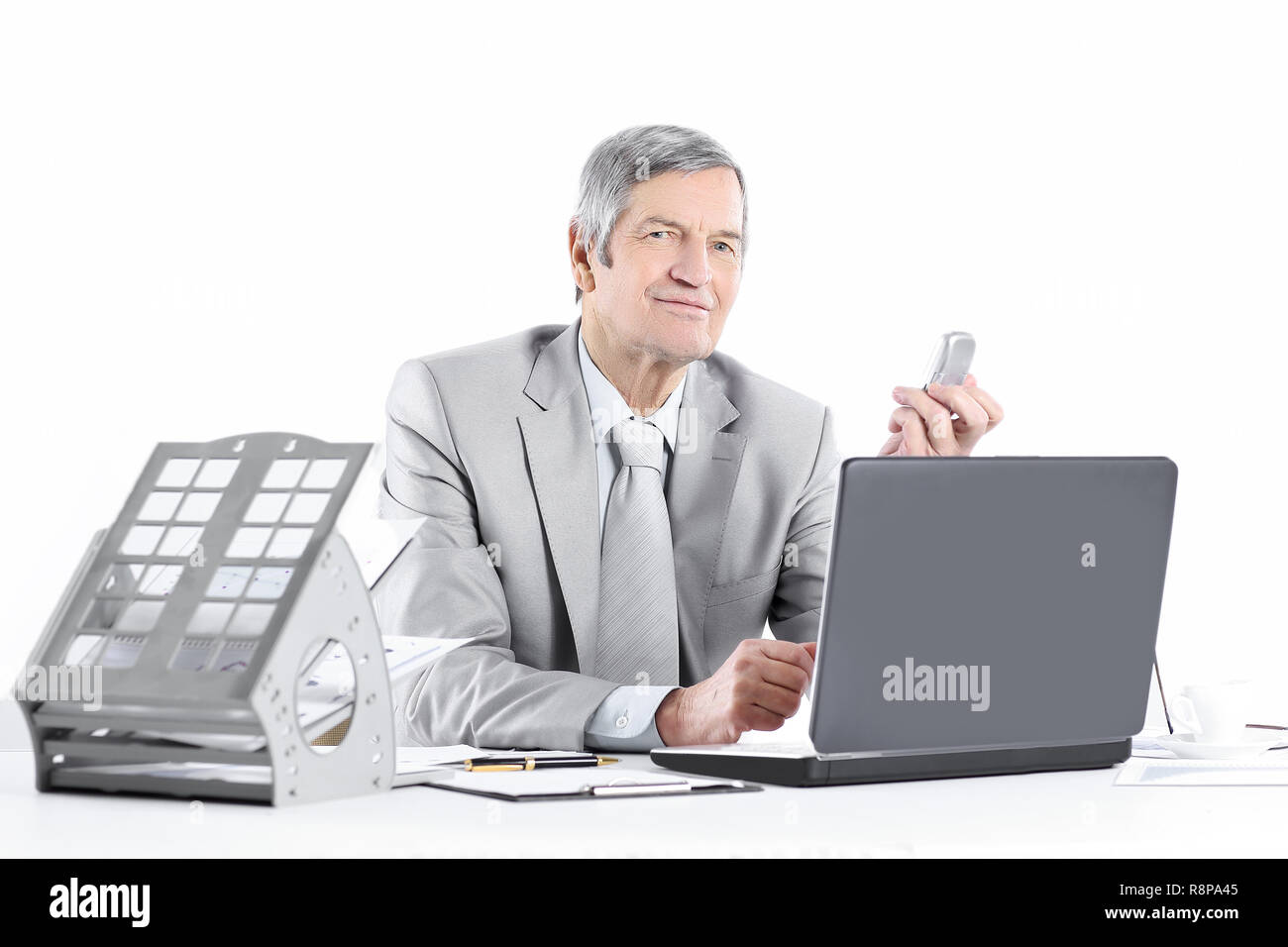 Sorridente imprenditore senior al suo luogo di lavoro.isolato su un bianco Foto Stock