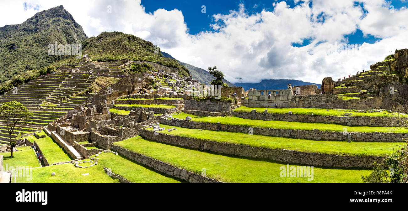 Vista panoramica della cittã archeologica di Machu Picchu, terrazze e edifici in pietra, la Valle Sacra, Perù Foto Stock