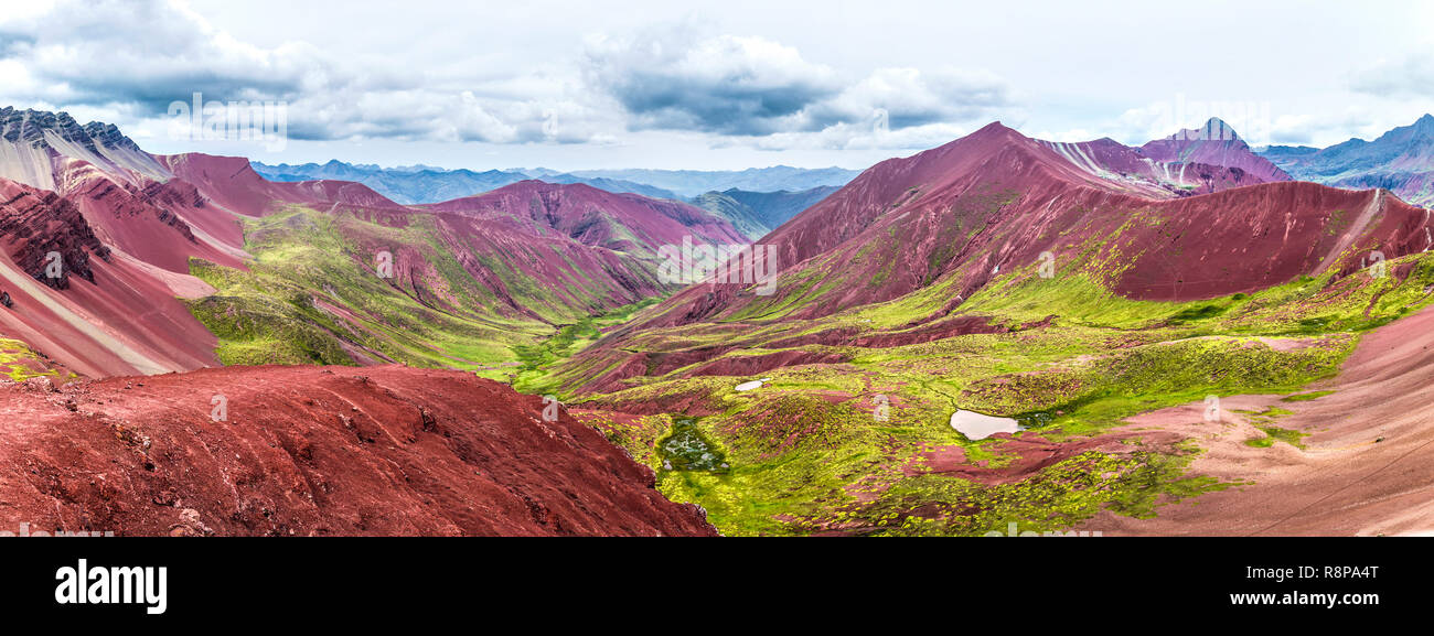 Panorama della Valle Rossa montagne delle Ande del Perù Foto Stock