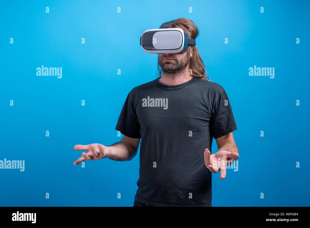Il Portrait maschio che indossa il dispositivo VR cercando confuso. Virtual Device Simulator Foto Stock
