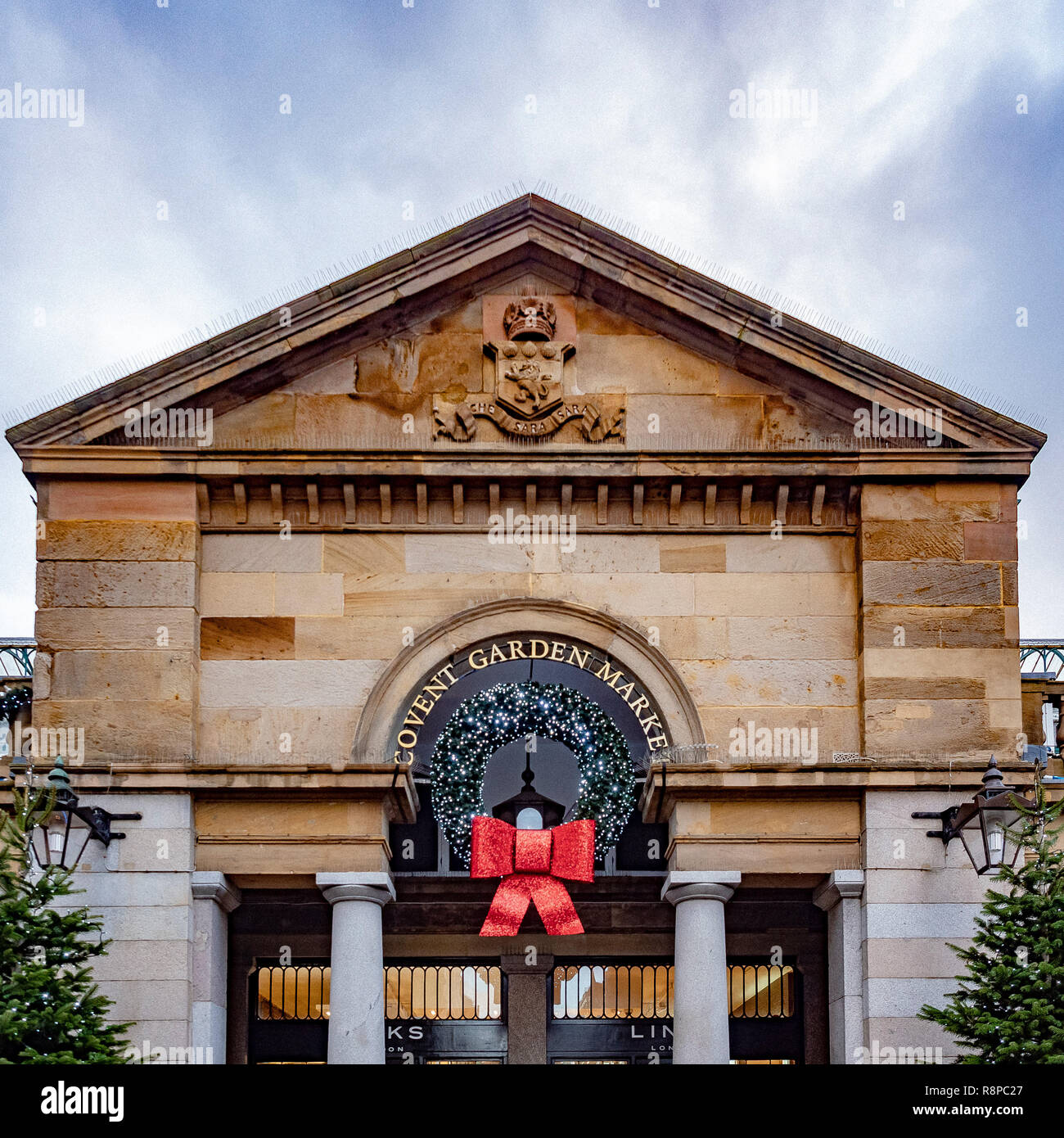 Mercato di Covent garden segno con la ghirlanda di Natale, Londra, Regno Unito. Foto Stock