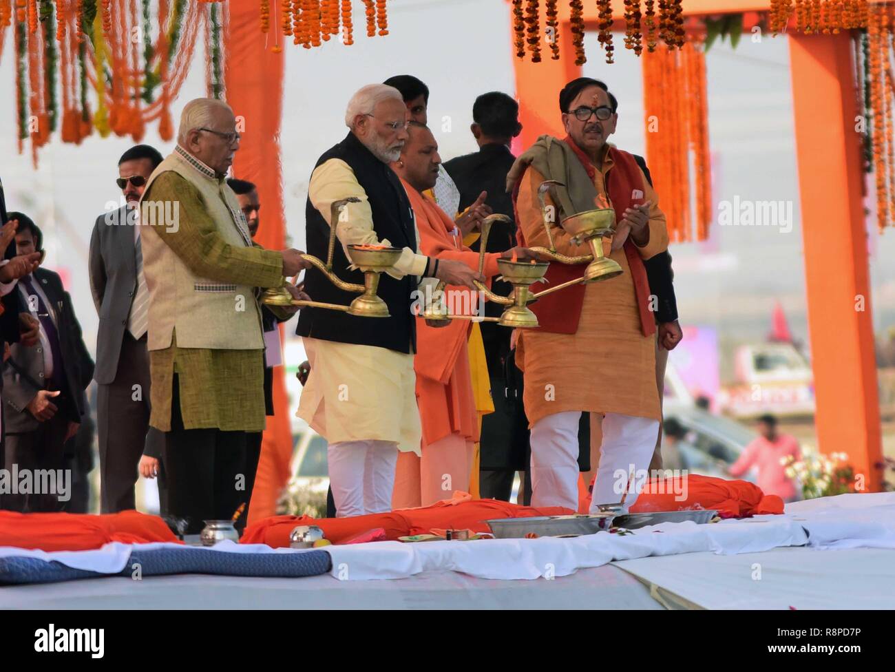 Di Allahabad, India. Xvi Dec, 2018. Il primo ministro Narendra Modi lungo con regolatore di Ram Naik, Uttar Pradesh Chief Minister Aditya Nath Yogi e BJP Presidente Mahendra Nath Pandey offrono la preghiera durante la loro visita a Kumbh nella regione di Allahabad. Credito: Prabhat Kumar Verma/Pacific Press/Alamy Live News Foto Stock