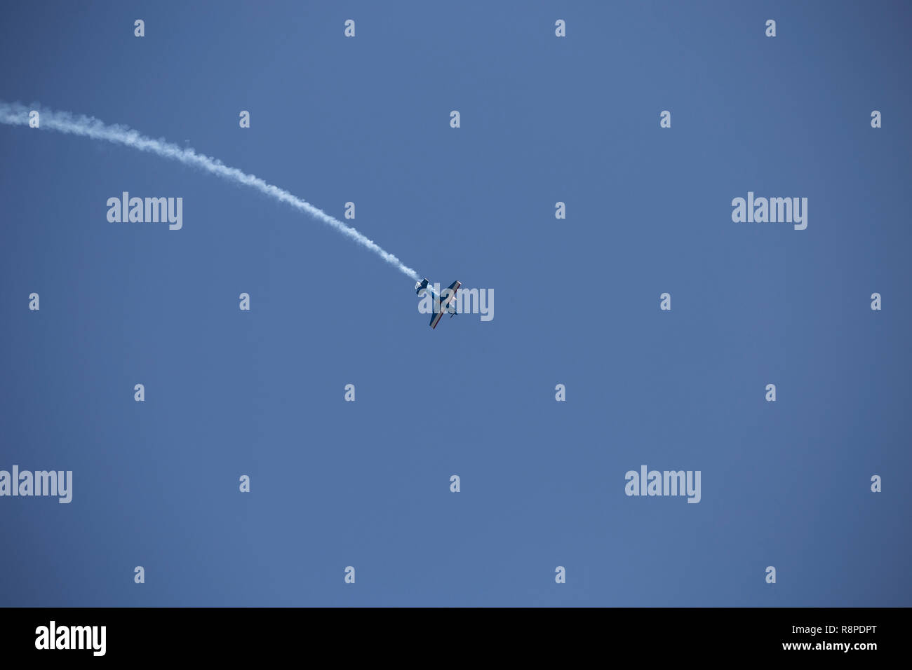 Piccolo aeroplano facendo acrobazie aeree in una mostra Foto Stock