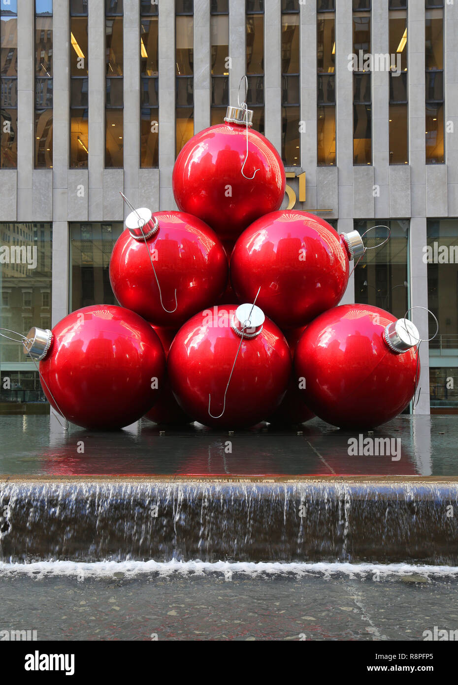 Le decorazioni di Natale vicino a New York City landmark Radio City Music Hall di Rockefeller Center Foto Stock
