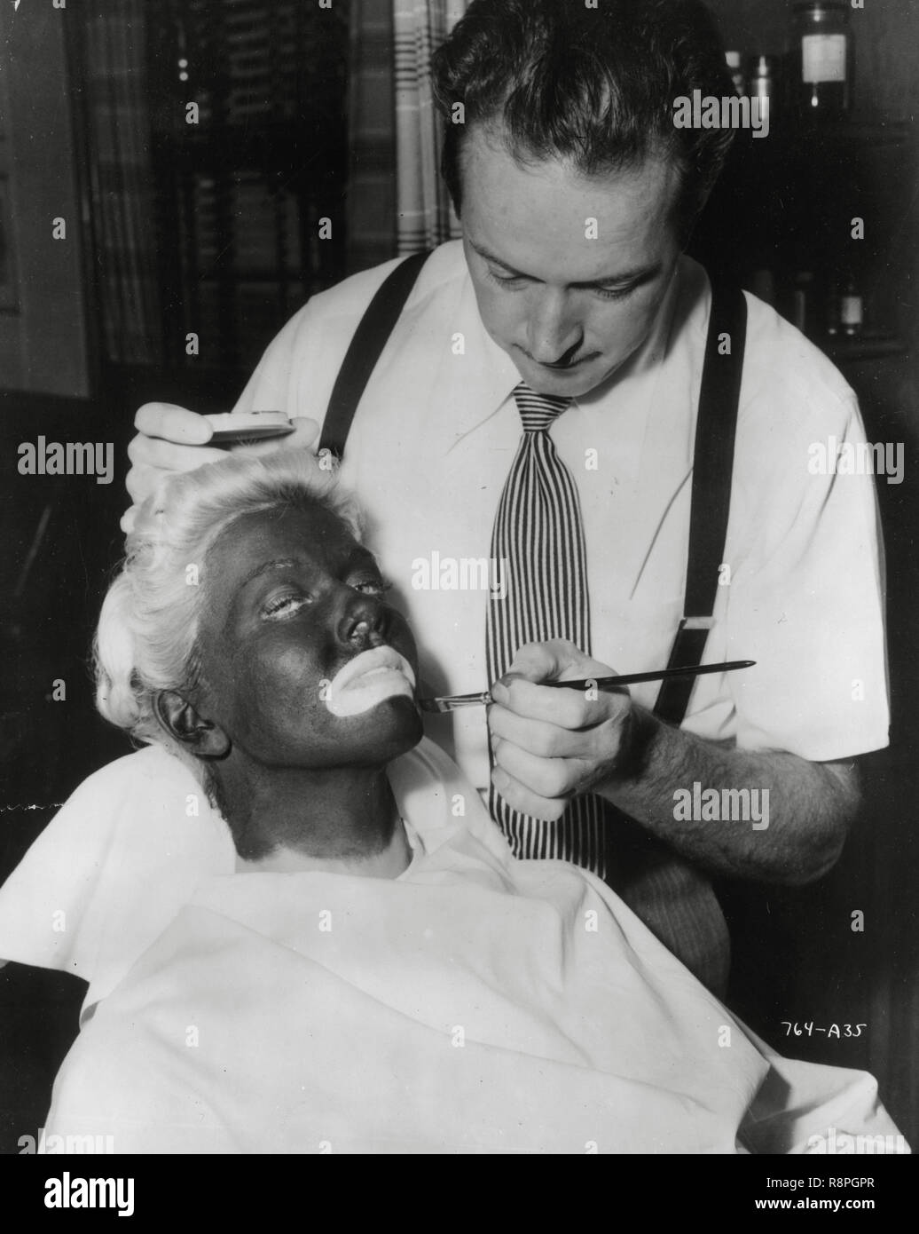 Doris Day, durante una sessione di trucco, applicando il nero faccia menestrello trucco per il film "Ci vediamo nei miei sogni" (1951) Warner Bros Riferimento al file # 33635 655THA Foto Stock