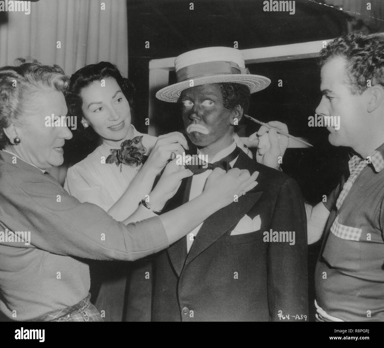 Doris Day, durante una sessione di trucco, applicando il nero faccia menestrello trucco per il film "Ci vediamo nei miei sogni" (1951) Warner Bros Riferimento al file # 33635 665THA Foto Stock