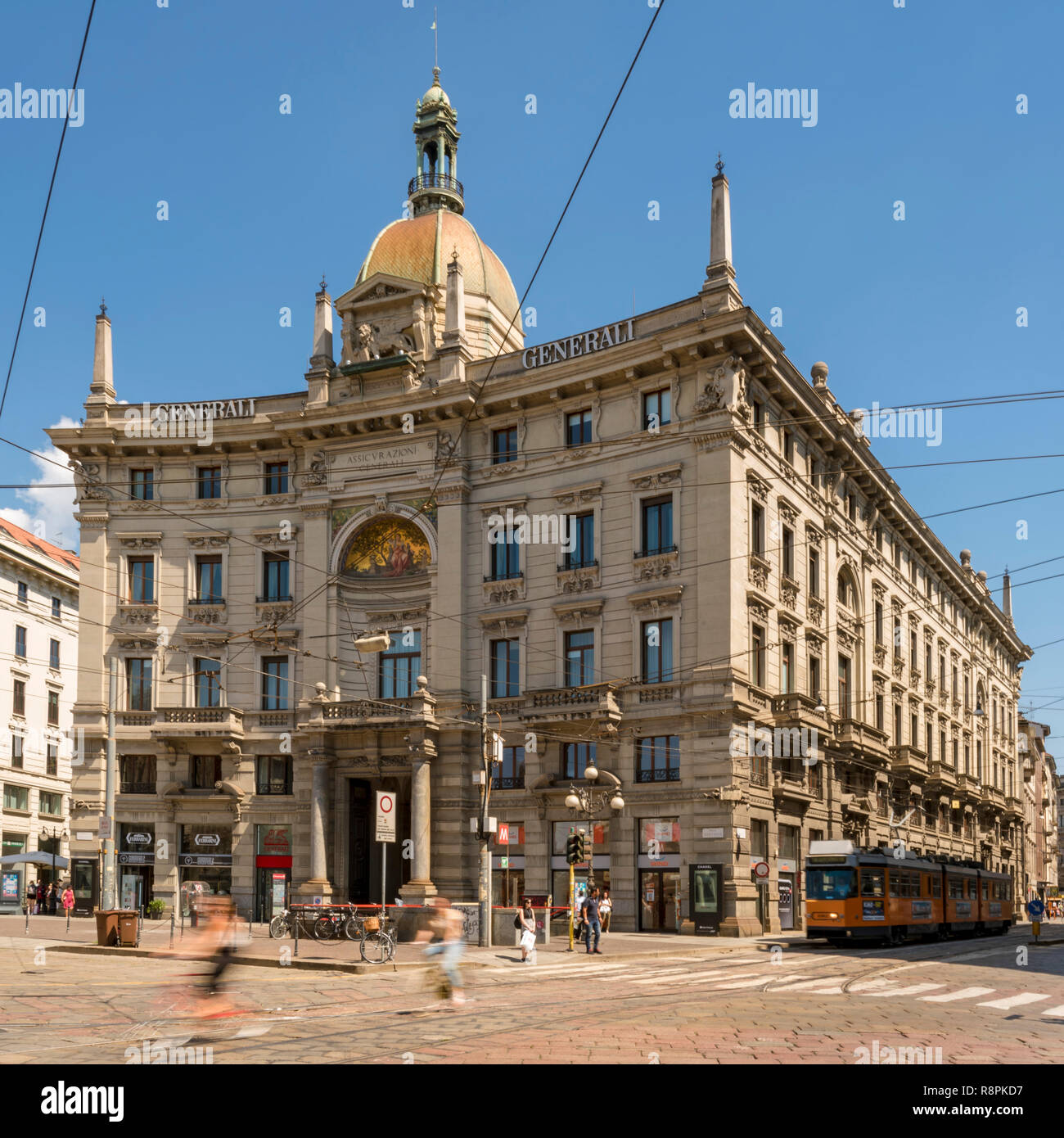 Square streetview del palazzo delle Assicurazioni Generali di Milano,  Italia Foto stock - Alamy