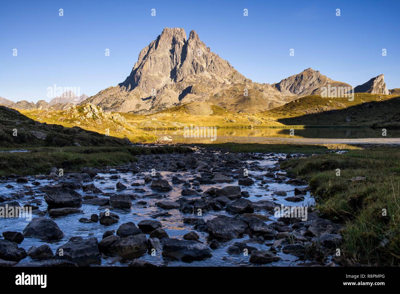 Francia, Pirenei Atlantiques, Bearn, Trekking nei Pirenei, GR10 sentiero, intorno all'ayous laghi, Lago Miey, Pic du Midi d'Ossau Foto Stock