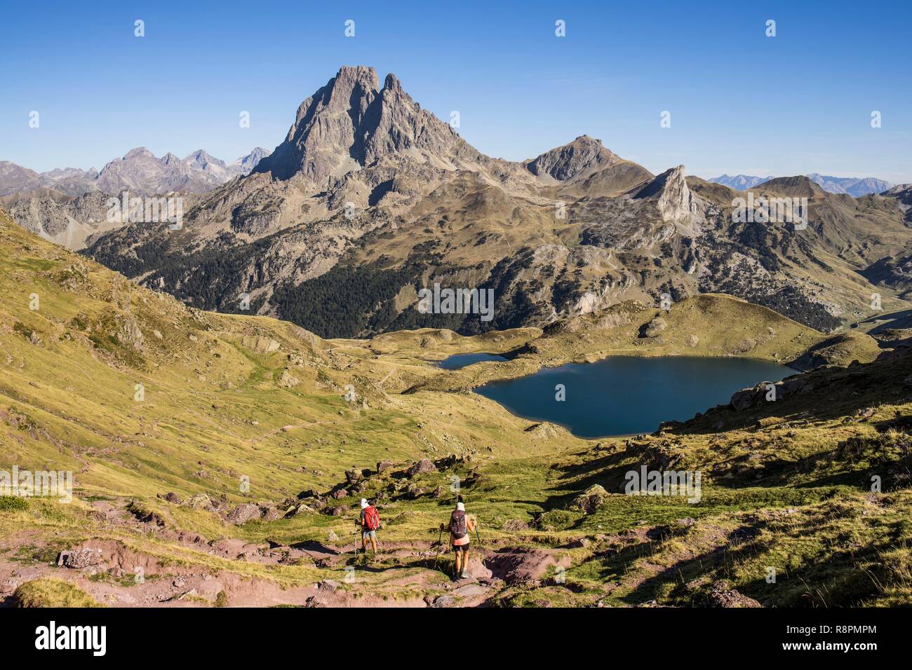 Francia, Pirenei Atlantiques, Bearn, Trekking nei Pirenei, GR10 sentiero in discesa dall'ayous passa al Lago Gentau, Pic du Midi d'Ossau Foto Stock