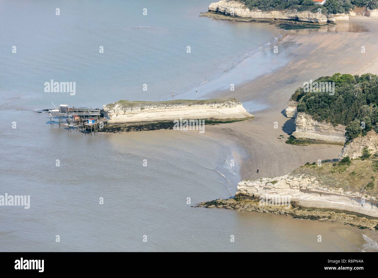 Francia, Charente Maritime, Meschers sur Gironde, La Couronne rock sulla spiaggia Vergnes (vista aerea) Foto Stock