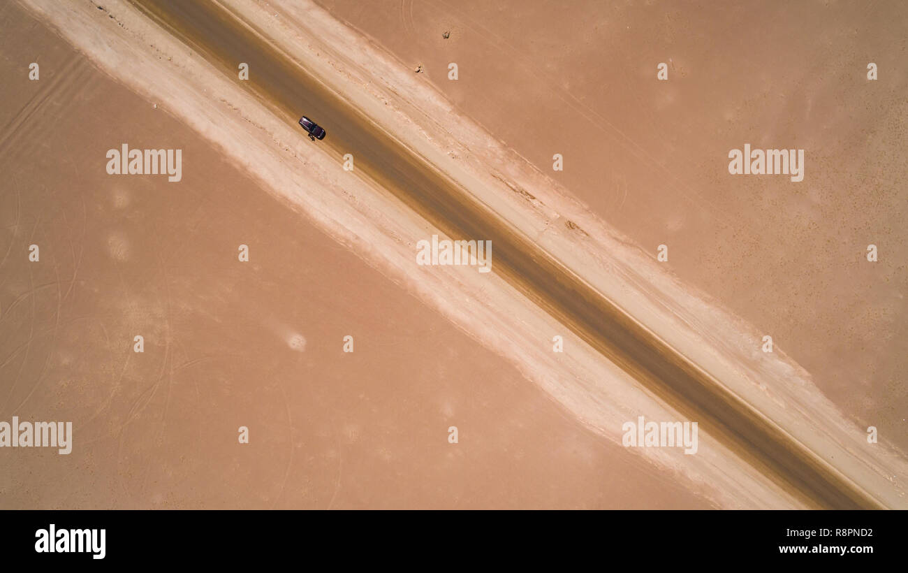 Vista aerea da sopra al solitario deserto di atacama percorso, con una vettura ferma Foto Stock