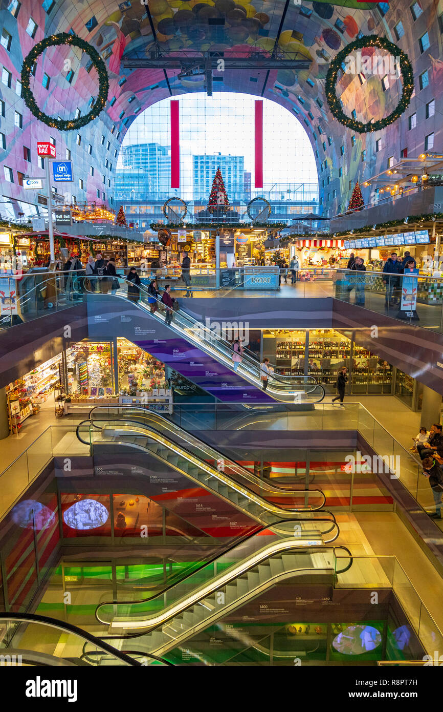 Il moderno quartiere residenziale e commerciale di sviluppo immobiliare, Markthal , Market Hall, a Rotterdam, Paesi Bassi Foto Stock