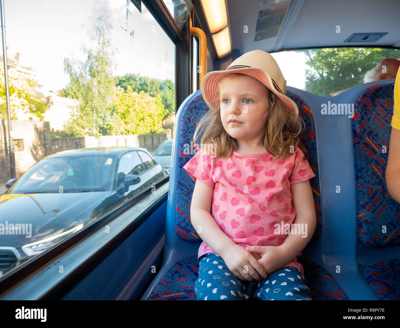 Giovane bambina di tre anni in viaggio in autobus di Londra, Regno Unito Foto Stock