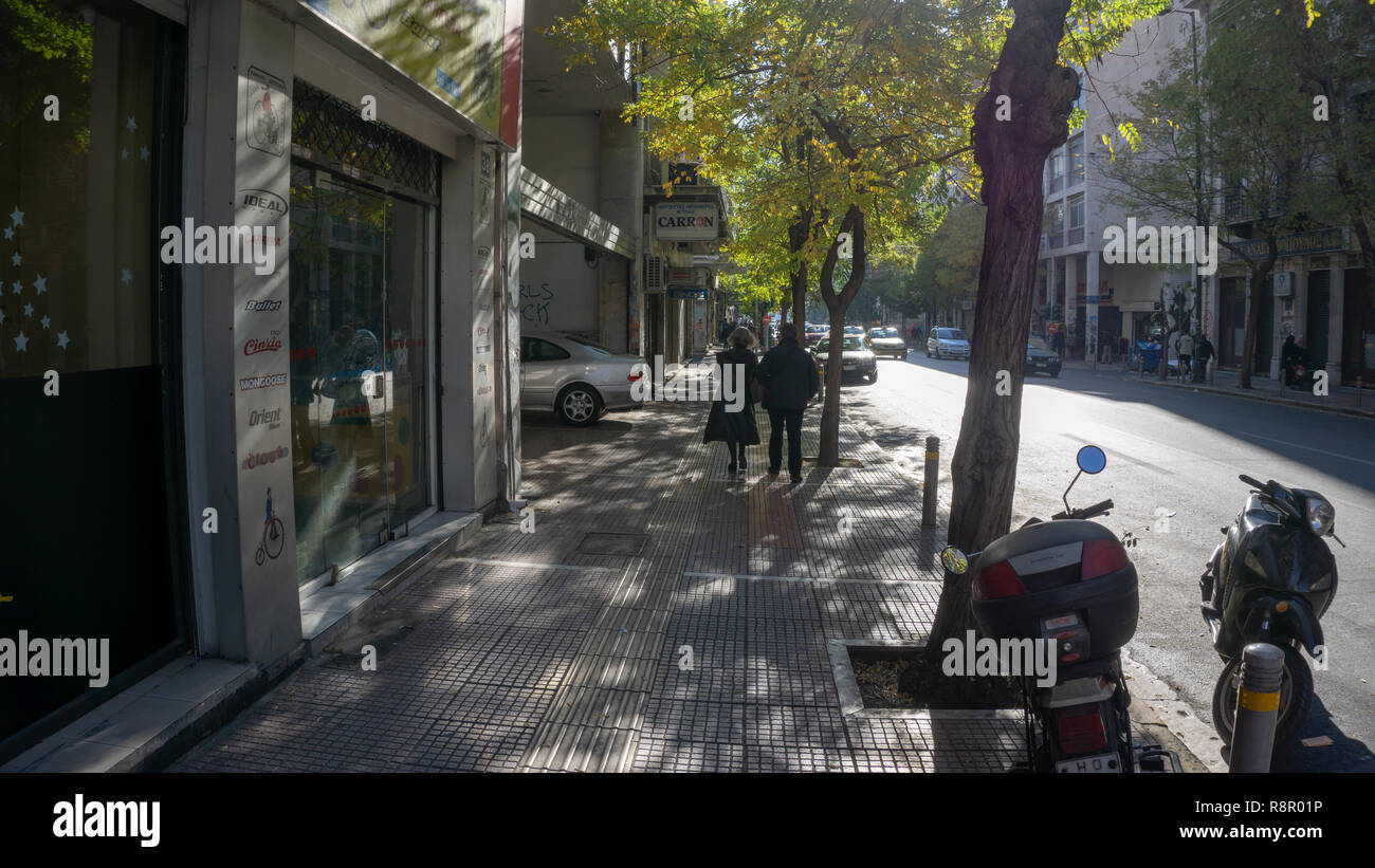 È stato un piacere vedere persone che casualmente a passeggiare in Atene a metà dicembre. La scena è molto difficili da reperire in Toronto. È troppo freddo per esso! Foto Stock