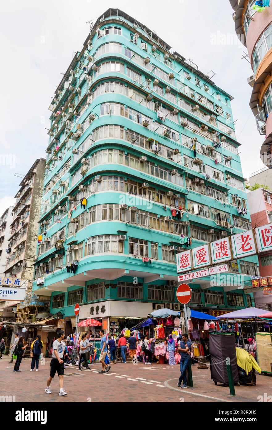 Scena di strada in corrispondenza della giunzione di Fuk Wa St e Pei Ho St, Sham Shui Po, Kowloon, Hong Kong Foto Stock